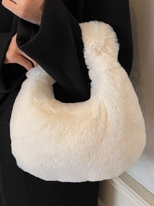 Sac à main chic en peluche blanche pour femme avec un style selle minimaliste
