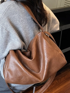 Sac bandoulière en similicuir marron souple avec large bandoulière au style minimaliste