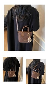 Détail du sac seau vintage à motif léopard avec pendentif en peluche et logo doré gravé