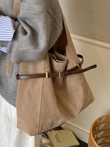 Retro camel suede tote bag with brown leather straps and gold buckle for 2025 autumn fashion