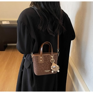 Détail du mini sac seau léopard vintage avec breloque peluche et marquage