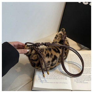 Détail du sac léopard en fausse fourrure avec bandoulière en cuir et anneaux dorés