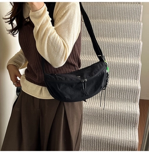Detail van zwarte halve maan crossbody tas van nylon met verstelbare riem