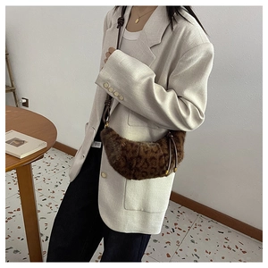 Vue détaillée du sac croissant en peluche léopard avec fermeture éclair et sangle