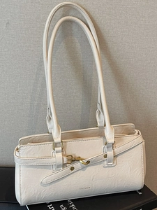 Vintage large capacity cream shoulder bag with stylish metal hook strap and top handles