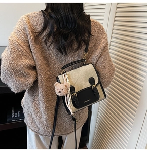 Détail d'un sac bandoulière vintage en patchwork avec un joli porte-clés ours