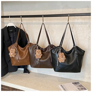 Detailansicht der großen Shopper-Tasche mit Bären-Anhänger und gestreiftem Band-Dekor