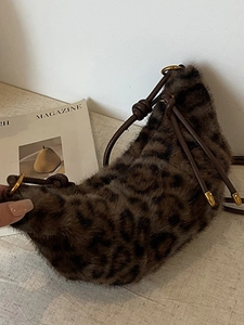 Sac hobo chic en fausse fourrure léopard avec bandoulière en cuir marron à nœuds