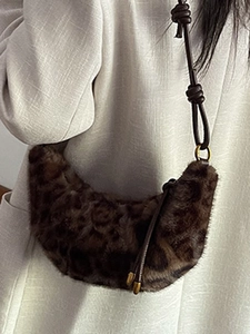 Sac à bandoulière en peluche léopard avec sangle en cuir nouée et détails dorés