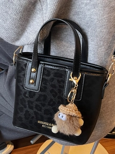 Petit sac seau rétro à imprimé léopard avec breloque peluche et bandoulière réglable
