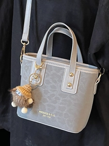 Petit sac seau rétro gris en similicuir serpent avec pendentif en peluche