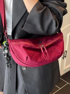 Stijlvolle bordeauxrode nylon halve maan tas gecombineerd met herfstoutfit