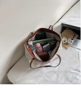 Detailansicht der beigen Stepptasche mit großem Fassungsvermögen für Schirm und Alltag