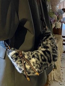 Sac hobo élégant en fausse fourrure léopard avec bandoulière en cuir marron et boucles dorées