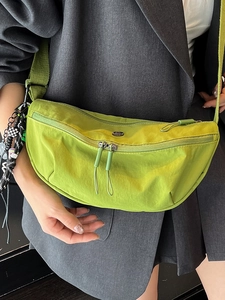 Lichtgroene halve maan schoudertas van nylon met verstelbare riem en decoratieve hanger