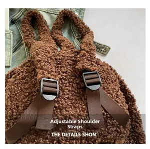 Détail de la bandoulière réglable du sac à dos en peluche marron avec boucle noire