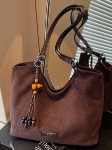 Grand sac cabas femme en daim marron foncé avec pompons de mode et bandoulières