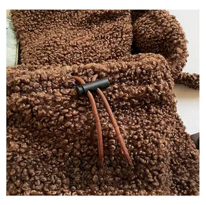 Détail du tissu polaire sherpa marron doux avec cordon de serrage et fermoir réglable