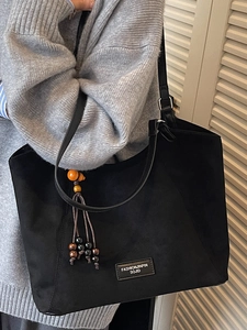 Grand sac cabas en nylon noir minimaliste avec pompon perlé pour un usage quotidien