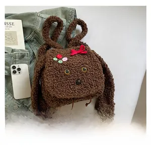 Détail d'un joli sac à dos en peluche avec boutons colorés et longues oreilles