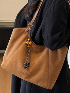 Sac à bandoulière minimaliste en daim caramel avec pompon perlé et grande capacité