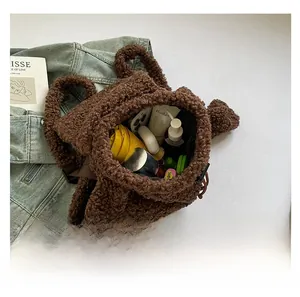 Vue détaillée du sac à dos peluche ours brun montrant sa grande capacité de rangement