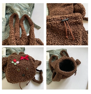 Vue détaillée du sac à dos peluche chien montrant texture, cordon et doublure