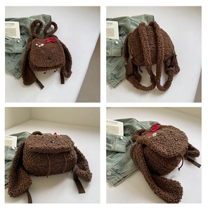 Détails du sac à dos en peluche chiot marron montrant la texture et les bretelles