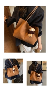 Detail einer großen braunen Wildleder-Tote-Bag mit süßem Bären-Anhänger für Alltag