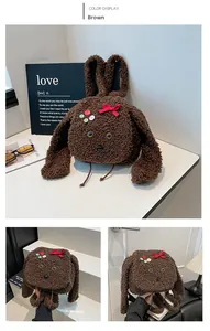 Détail d'un sac à dos en peluche marron avec fourrure douce et nœud rouge mignon