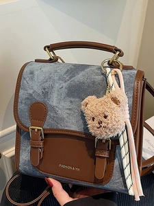 Sac à dos mode en denim et cuir marron pour femme avec charm ours en peluche et boucle