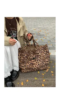 Vue détaillée du grand sac cabas léopard avec anses en toile et étiquette de marque