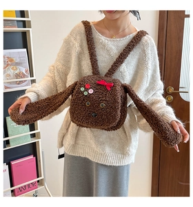 Détail d'un adorable sac à dos chien en peluche avec longues oreilles et boutons colorés