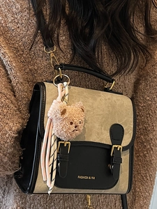 Petit sac à dos carré bicolore beige et noir à la mode avec pendentif ours mignon