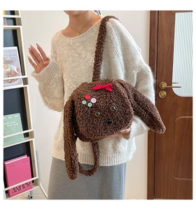 Détail d'un mignon sac à dos en peluche marron avec nœud rouge et boutons colorés