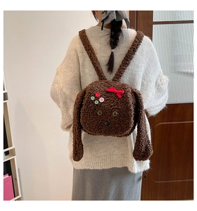 Détail de la texture du sac à dos chien peluche montrant le tissu polaire et les bretelles