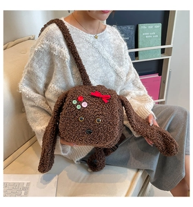 Détail du sac à dos peluche chiot en texture sherpa marron avec boutons colorés et nœud rouge