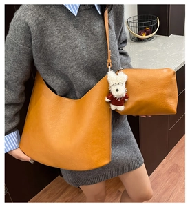 Ensemble sac bandoulière vintage jaune moutarde et pochette avec pendentif chien