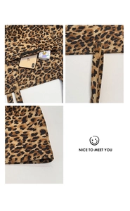 Détail du sac seau en toile imprimé léopard avec poche latérale pour ranger un portable