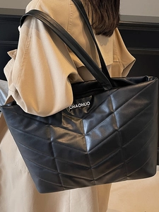 Minimalist black quilted tote bag with large capacity for commuting and students