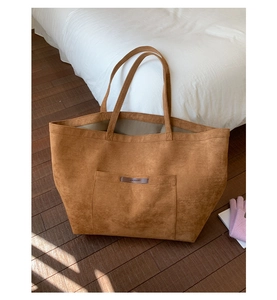 Gros plan du sac fourre-tout léopard marron avec poche avant et poignées robustes