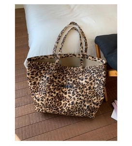 Gros plan du sac cabas léopard avec étiquette en cuir et texture en toile durable