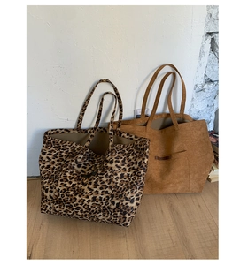 Comparaison de grands sacs cabas en velours côtelé imprimé léopard et camel uni