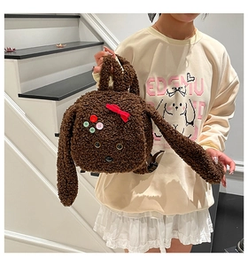 Détail du sac à dos chiot en peluche marron avec des boutons colorés et nœud rouge