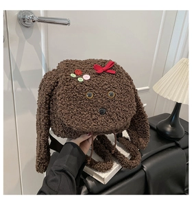 Détail d'un sac à dos chiot en peluche marron avec polaire teddy et un joli nœud