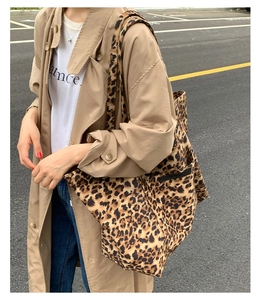 Détail du grand sac cabas en toile à imprimé léopard avec bandoulière en extérieur