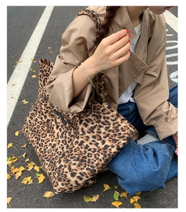 Grand sac cabas léopard tendance avec bandoulière large dans un décor d'automne chic