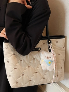 Aprikosenfarbene Stepp-Tote Bag mit brauner Schleifenstickerei und Bärenanhänger