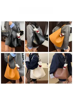 Sac hobo en cuir grainé disponible en plusieurs couleurs avec un pendentif d'ours