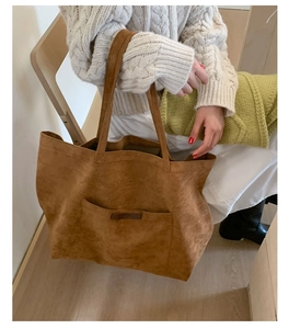 Détail de la poche extérieure et de la texture en daim doux du grand sac cabas marron